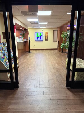 Interior entrance - HomeTown Inn & Suites (Crestview)
