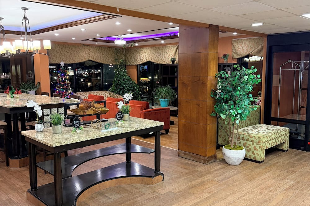 HomeTown Inn & Suites