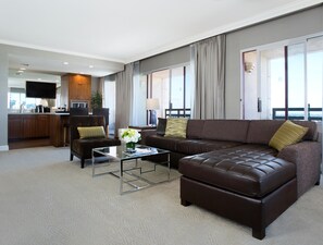 Een lcd-televisie, een iPod-dock en betaalfilms