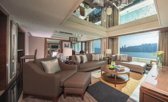 Minibar, caja de seguridad en la habitación y escritorio