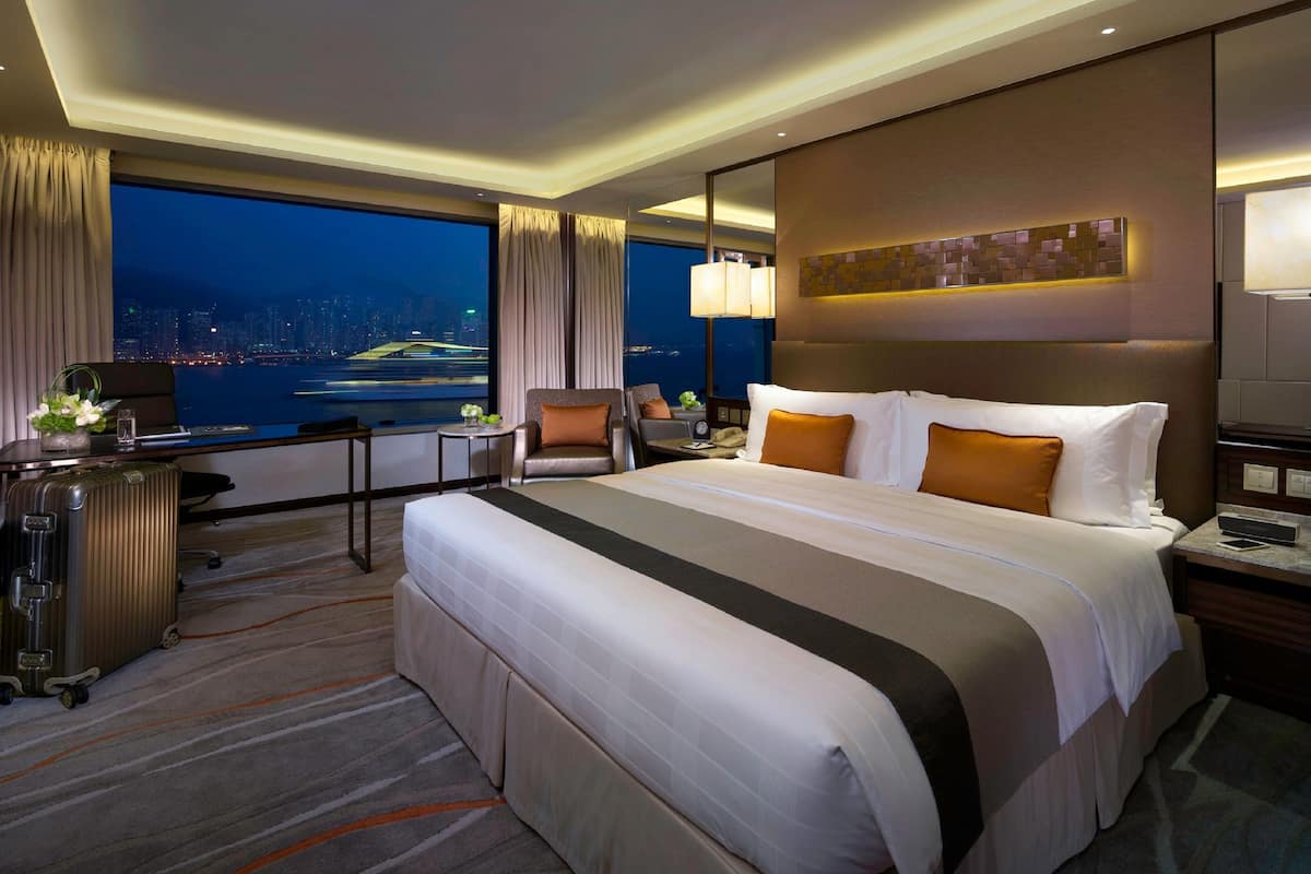 classic room, 1 king bed, club lounge access, harbour view (victoria harbour view) | 1 bedroom, minibar, in-room safe, desk