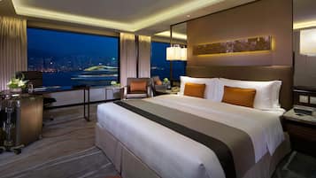 Classic Oda, 1 En Büyük (King) Boy Yatak, Club Dinlenme Salonu Girişi (Victoria Harbour View) | 1 yatak odası, minibar, odada kasa, masa