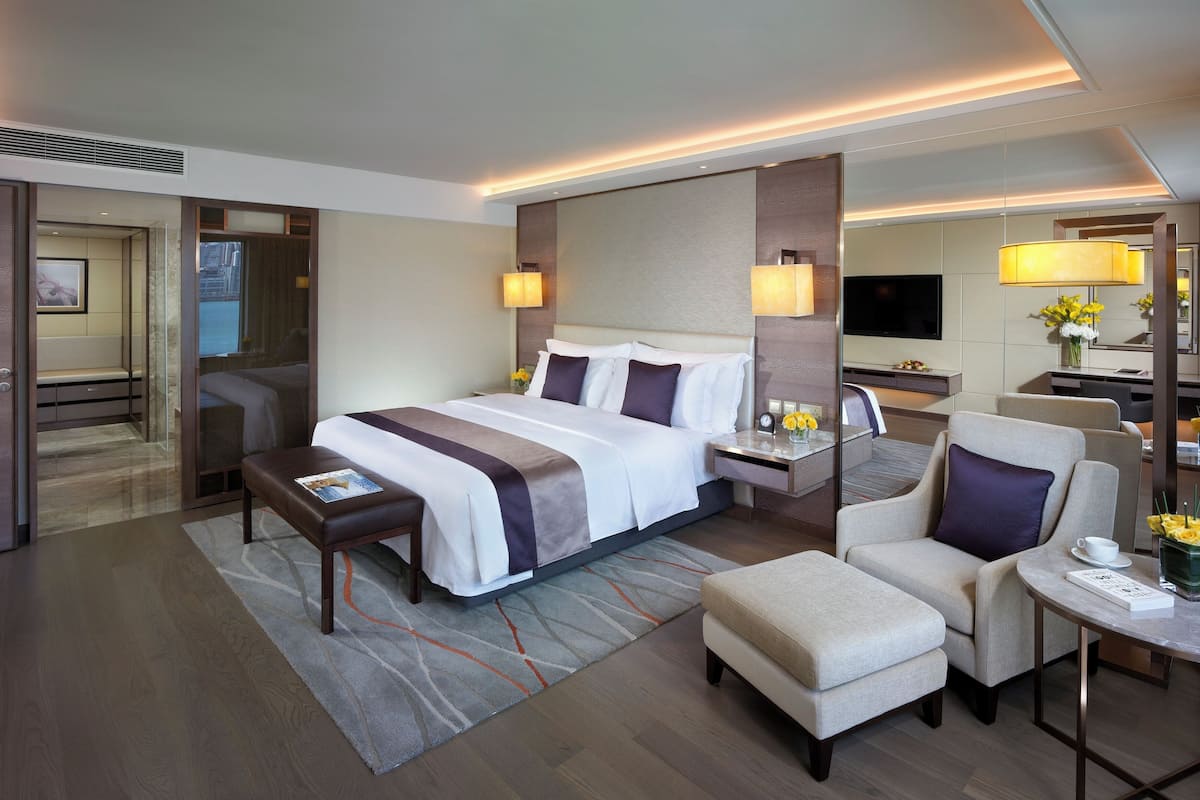 Suite, Hafenblick (Victoria Harbour View) | 1 Schlafzimmer, Minibar, Zimmersafe, Schreibtisch