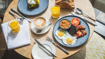 Daily cooked-to-order breakfast (GBP 18.00 per person)