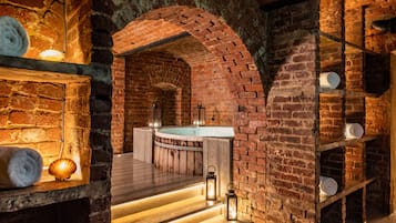 Salas de tratamiento para parejas, un sauna, una bañera de hidromasaje