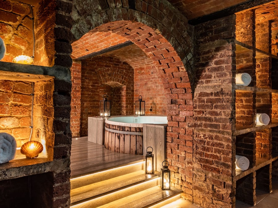 Couples treatment rooms, sauna, hot tub, steam room, body treatments
