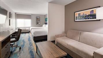 办公桌、笔记本电脑工作区、遮光窗帘、熨斗/熨衣板