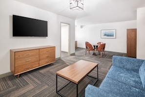 Suite, 1 chambre | Coffres-forts dans les chambres, bureau, rideaux occultants