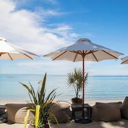 Aan een privéstrand, parasols, strandlakens, kajakken