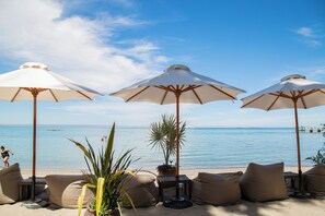 Pantai pribadi, payung pantai, handuk pantai, dan berkayak