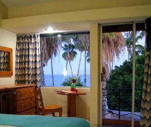 Standard Room, 1 King Bed, Partial Ocean View | Bed sheets - La Concha Beach Hotel & Club (La Paz)