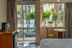 Standard Plus King | Bed sheets - La Concha Beach Hotel & Club (La Paz)