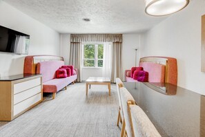 Town Center Two Bedroom | Área de sala de estar | Televisión de 50 pulgadas con canales vía satélite 