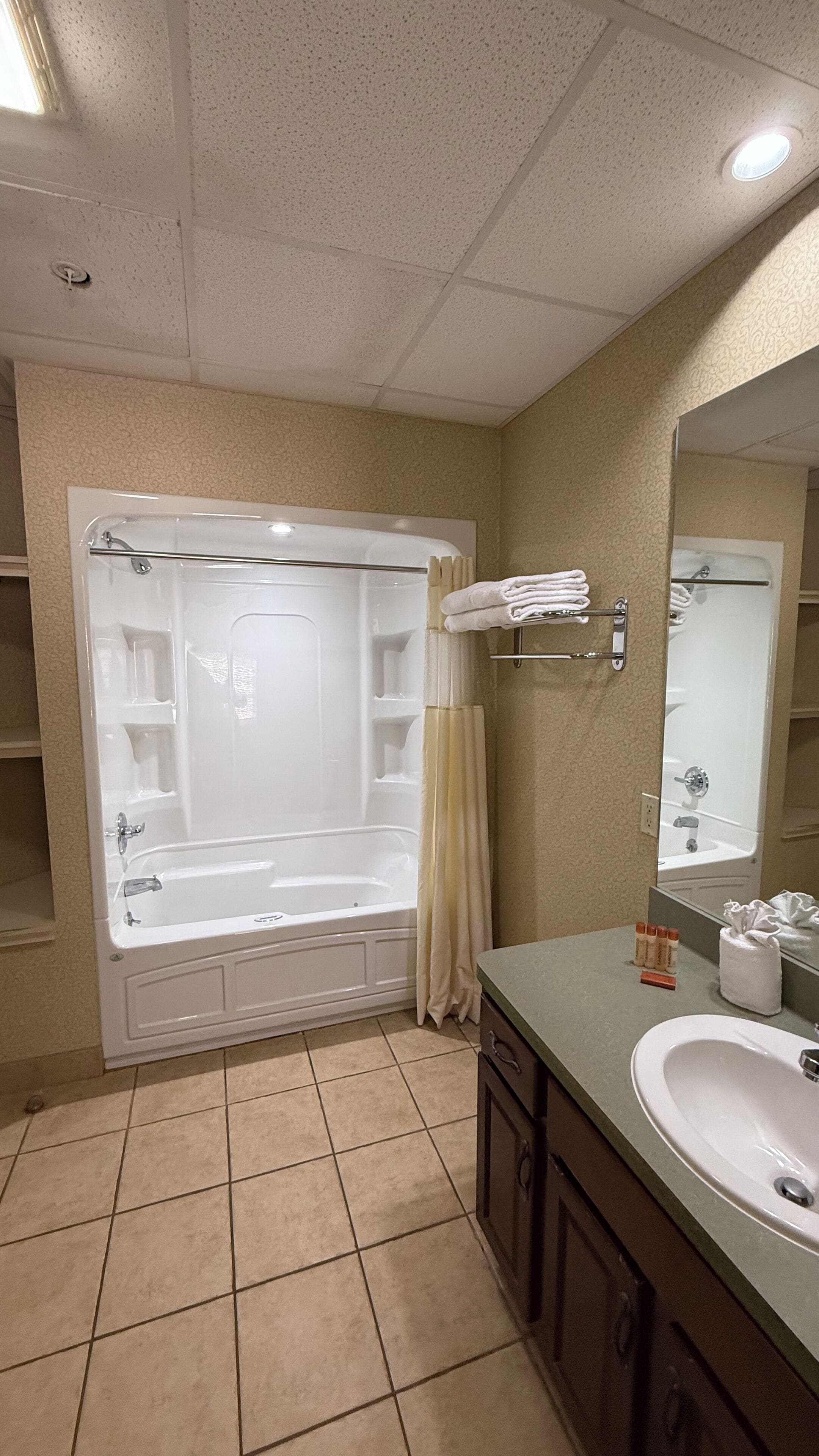 Une salle de bain avec une grande baignoire, un lavabo et un miroir.