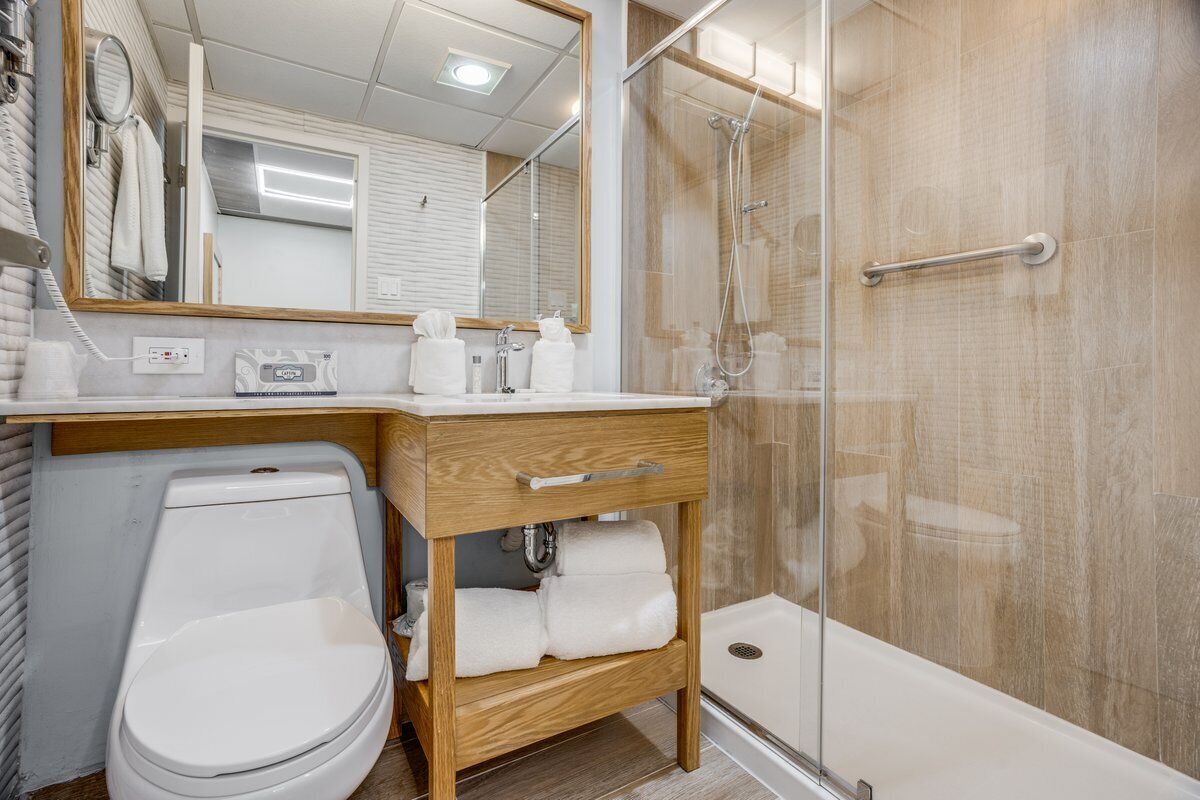 Ein modernes Badezimmer mit Toilette, Waschbecken und Dusche.