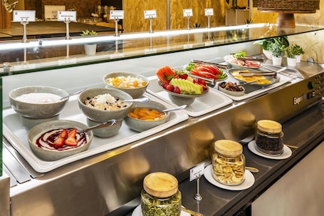 Daily full breakfast for a fee. Metro Hotel Perth