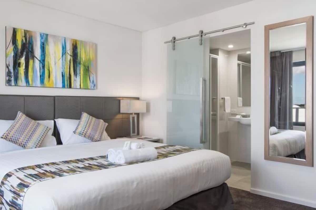 Desk, iron/ironing board, free WiFi, bed sheets