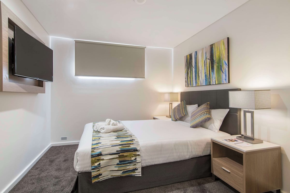 Standard Queen (Aspire Wing) | Desk, iron/ironing board, free WiFi, bed sheets