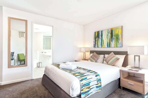 Executive Room (Aspire Wing) | Desk, iron/ironing board, free WiFi, bed sheets - Metro Hotel Perth (South Perth)