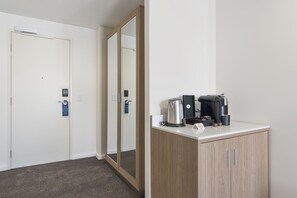 Deluxe Room - Aspire Wing | Coffee and/or coffee maker - Metro Hotel Perth (South Perth)