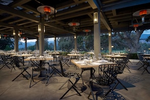 4 間餐廳;供應早餐、午餐、晚餐;本地及多國菜