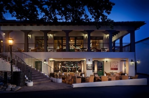 4 restaurants, breakfast, lunch served; local and international cuisine