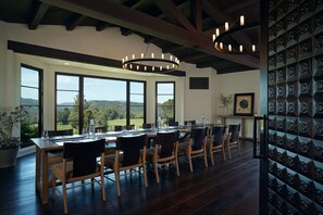 3 restaurants; breakfast, lunch, and dinner served