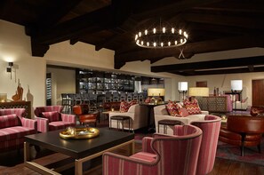 3 restaurants; breakfast, lunch, and dinner served