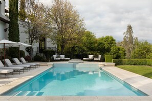 4 outdoor pools, open 7 AM to 10 PM, cabanas (surcharge), sun loungers - Ojai Valley Inn (Ojai)