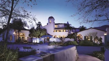 Couples treatment room(s), sauna, hot tub, body treatments, mud baths