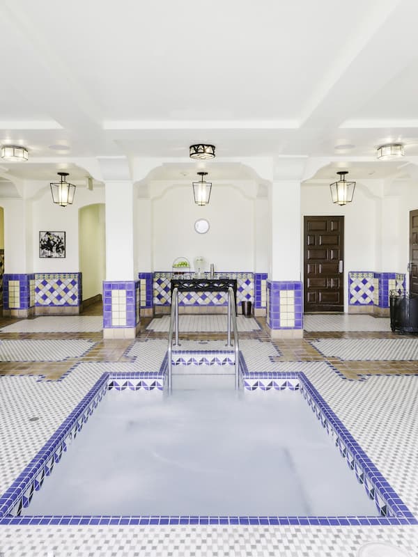 Indoor spa tub