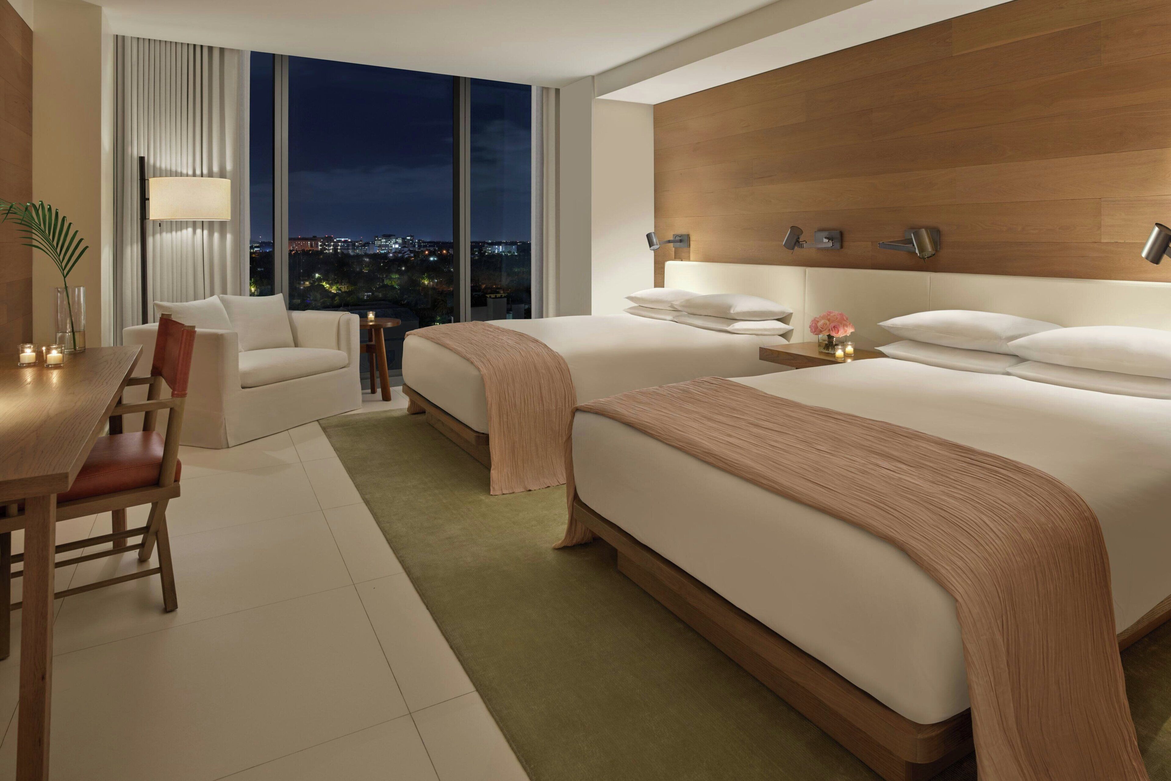 Rom, 2 queensize-senger, byutsikt | Dundyner, senger med overmadrass, minibar og safe på rommet