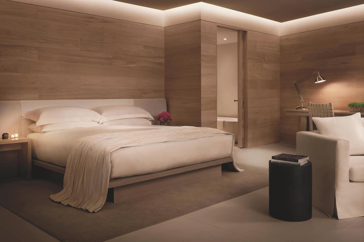 Dundyner, senger med overmadrass, minibar og safe på rommet