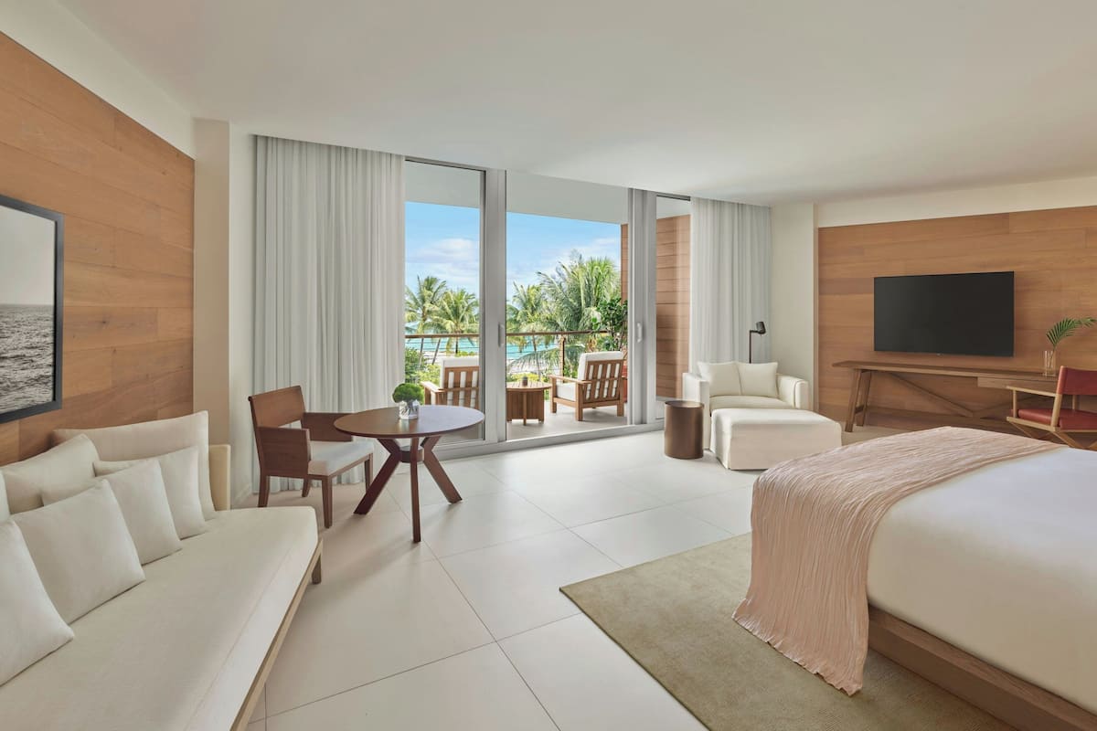 Rom – premier, 1 soverom | Dundyner, senger med overmadrass, minibar og safe på rommet