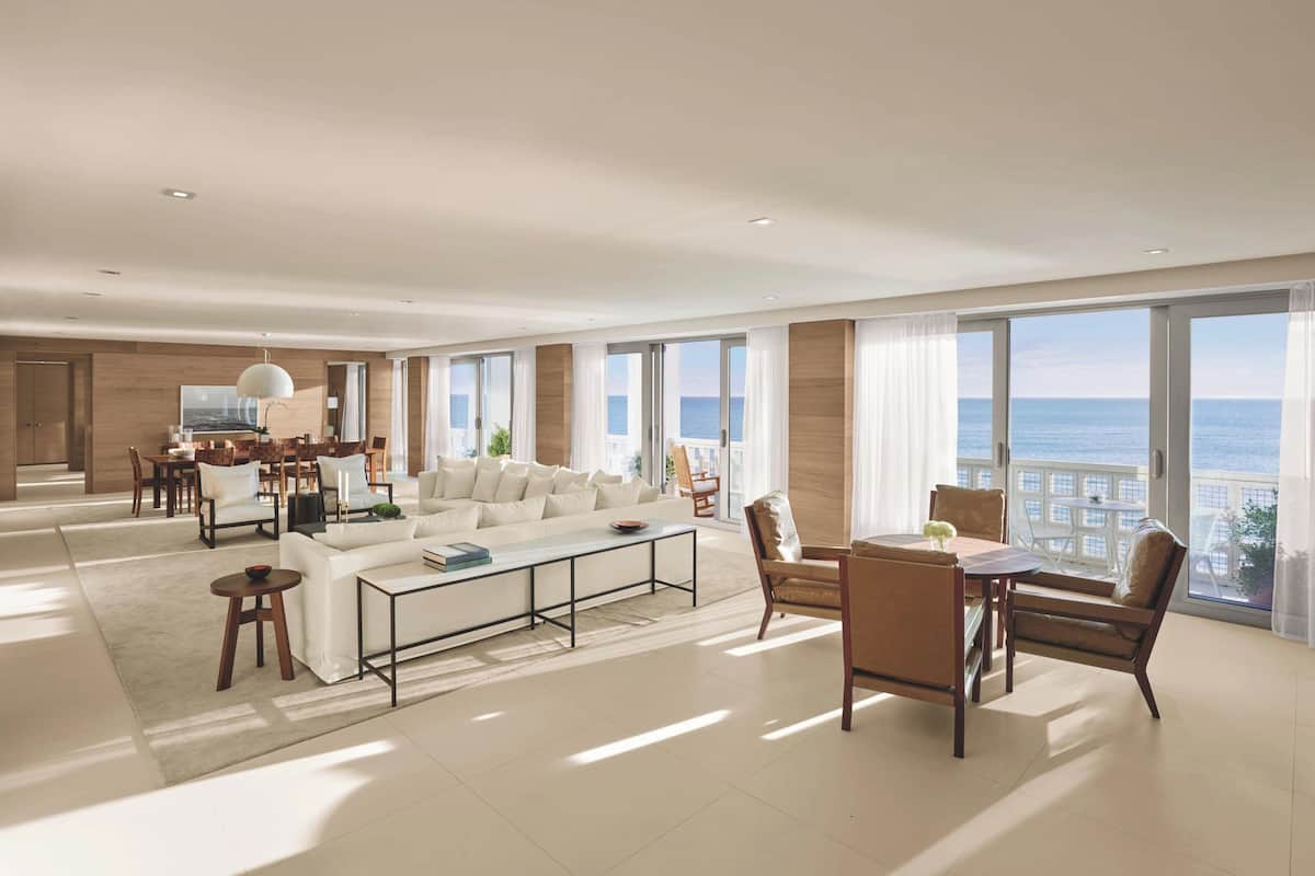 Suite, 1 habitación, frente al océano (Penthouse Suite) | Área de sala de estar | Televisión LCD de 46 pulgadas con canales por cable y televisión
