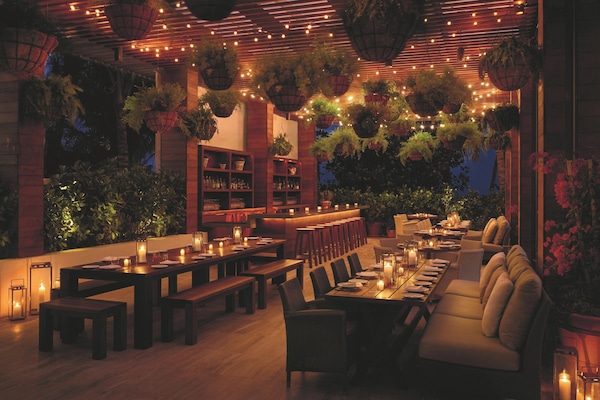 5 restaurants; breakfast, lunch, and dinner served