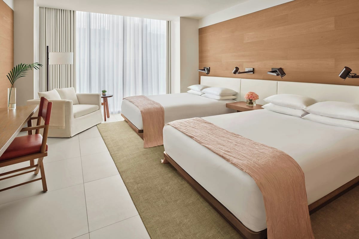 Rom – standard, 2 queensize-senger (View) | Dundyner, senger med overmadrass, minibar og safe på rommet