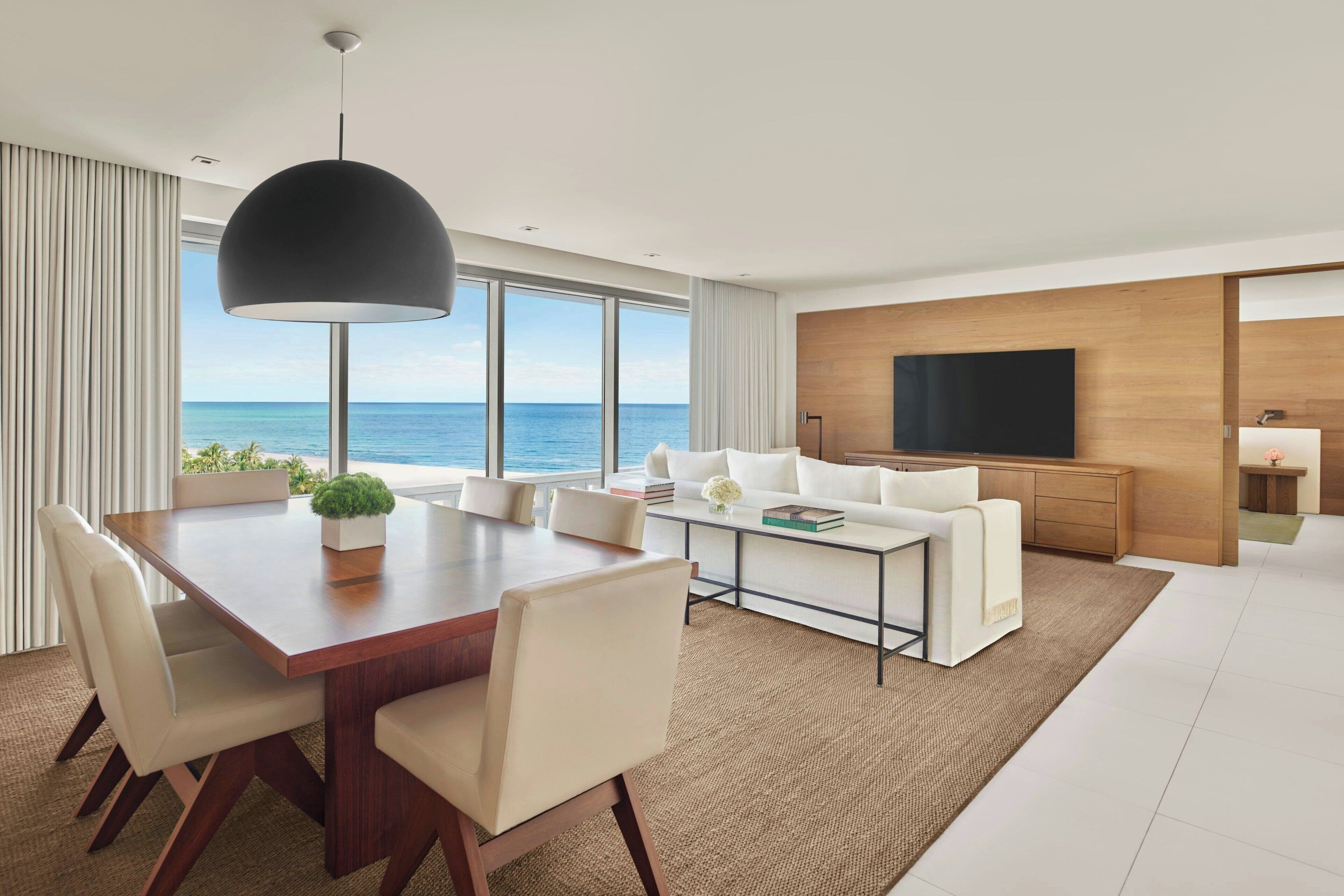 Rom – deluxe, 1 soverom (View) | Dundyner, senger med overmadrass, minibar og safe på rommet