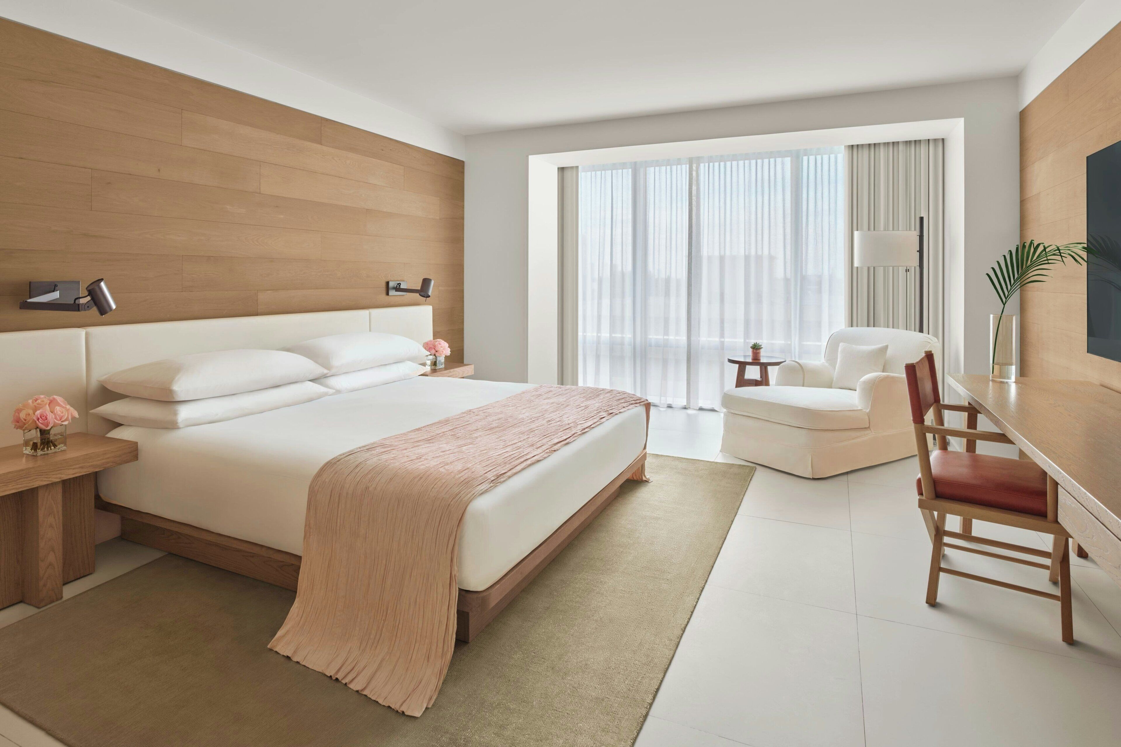 Rom – standard, 1 kingsize-seng (View) | Dundyner, senger med overmadrass, minibar og safe på rommet