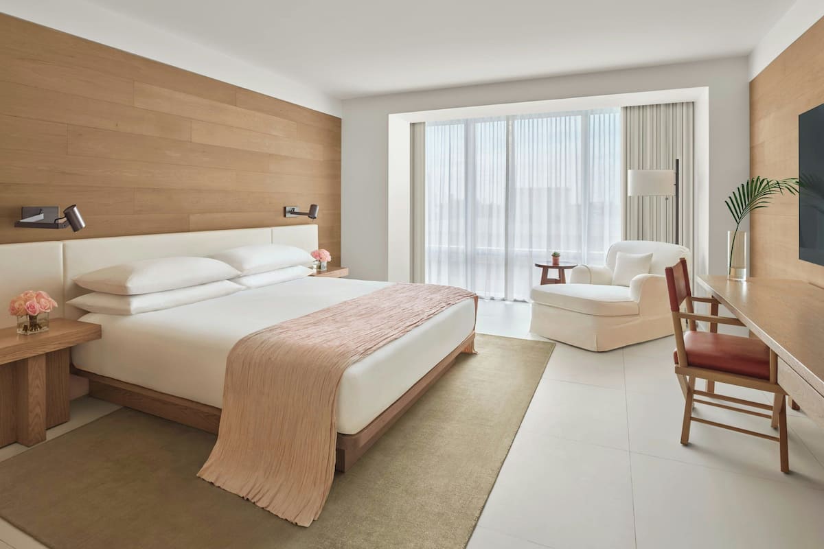 Rom – standard, 1 kingsize-seng (View) | Dundyner, senger med overmadrass, minibar og safe på rommet