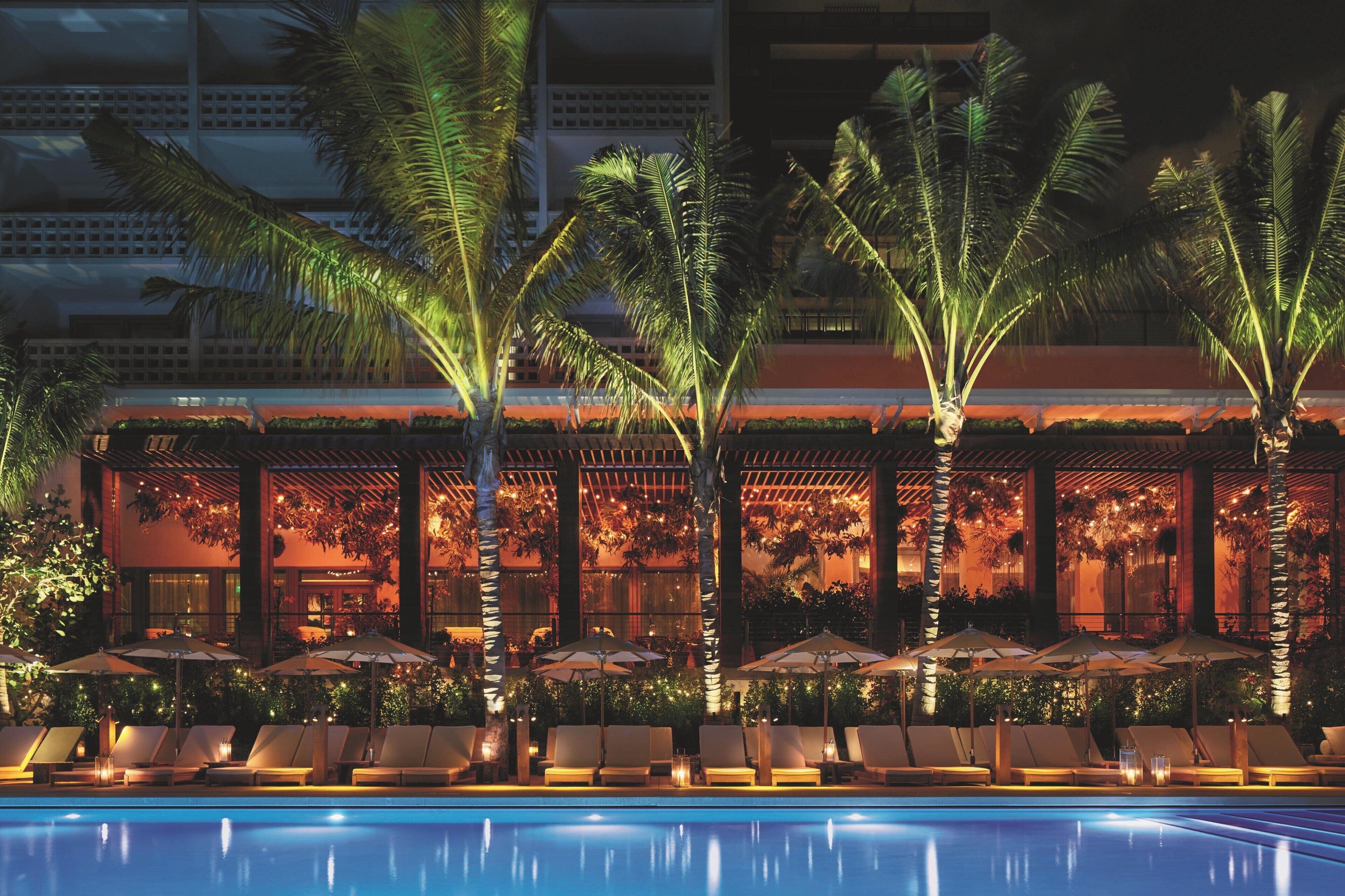 2 hồ bơi ngoài trời 