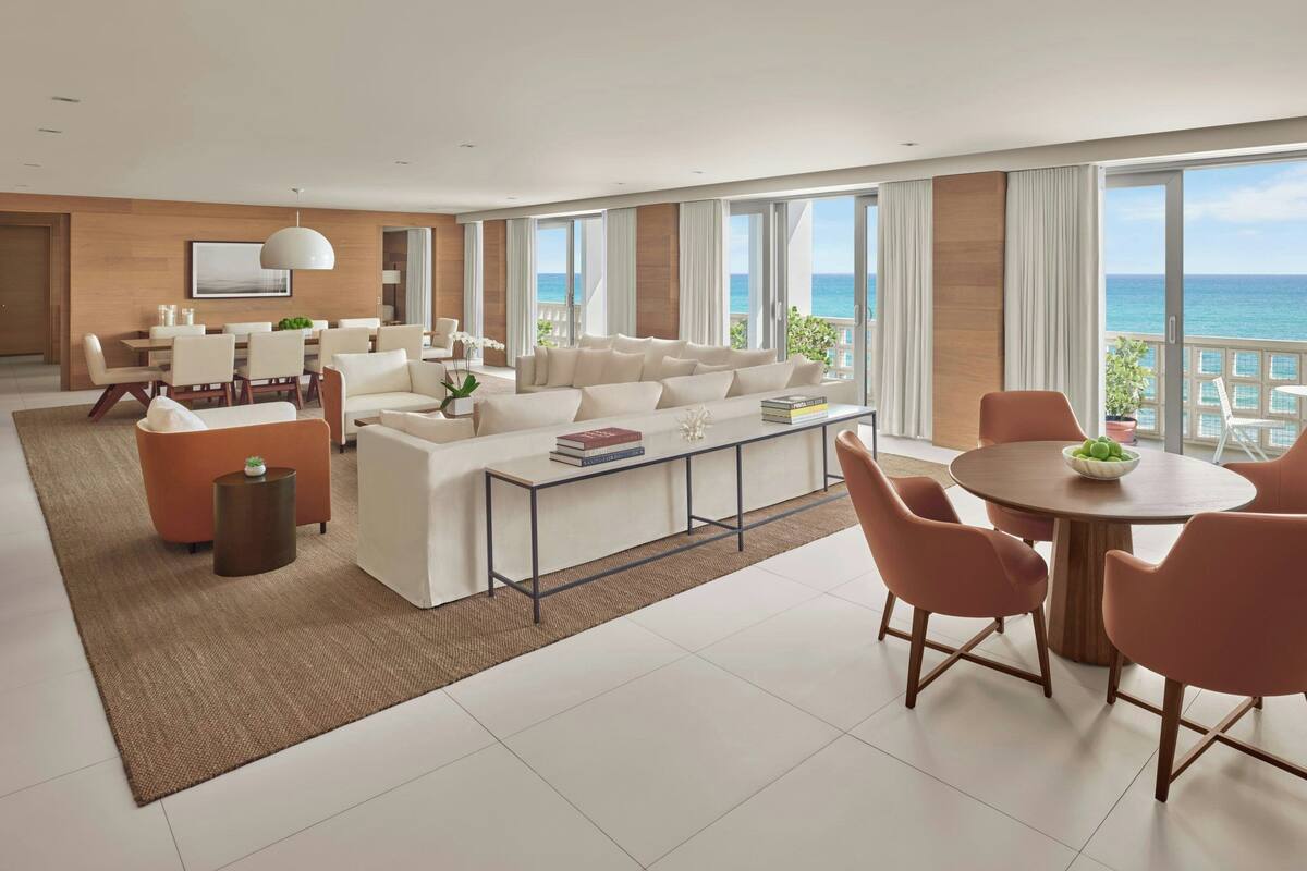 Suite, 1 soverom, ved havkanten (Penthouse Suite) | Dundyner, senger med overmadrass, minibar og safe på rommet