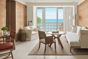 Suíte, 1 quarto, sacada (Oceanfront) | Edredons de pluma, camas com colchões pillow-top, frigobar