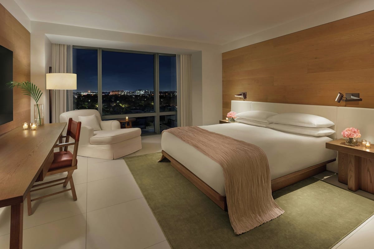 Rom, 1 kingsize-seng, byutsikt | Dundyner, senger med overmadrass, minibar og safe på rommet