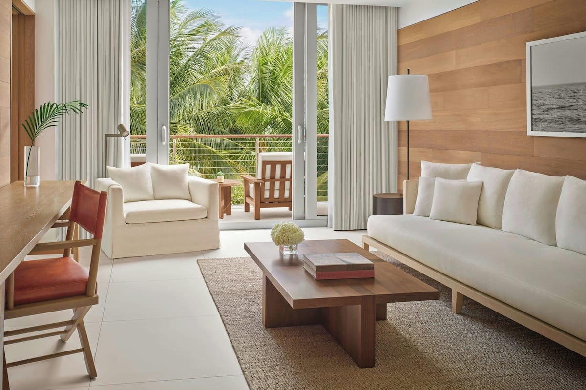 Suite, 1 soverom (Bungalow, Bi-Level) | Dundyner, senger med overmadrass, minibar og safe på rommet