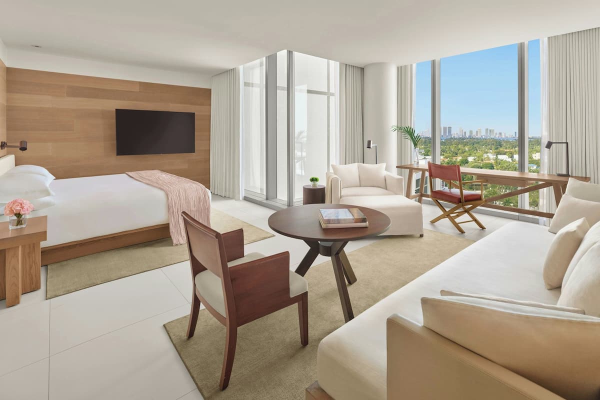 Rom – deluxe, 1 kingsize-seng, byutsikt (City View) | Dundyner, senger med overmadrass, minibar og safe på rommet