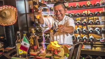 Un barman sirviendo una bebida en un vaso.