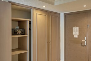 Suite, 1 Bedroom (Master) | Premium bedding, free minibar, in-room safe, blackout drapes