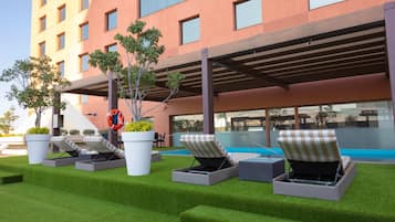 Alberca al aire libre, acceso de 06:00 a 22:00, y camastros