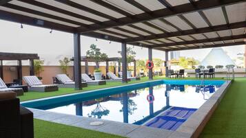 Alberca al aire libre, acceso de 06:00 a 22:00, y camastros